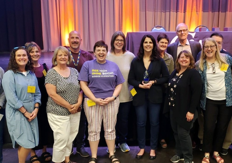 Assistant Superintendent awarded Achievement of Excellence award by Coalition of Oregon School Administrators (COSA) / Sub Superintendente recibió el premio “Reconocimiento de Excelencia” por parte de la Coalición de Administradores Escolares de Oregón